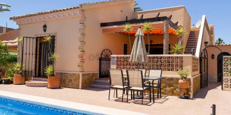 I denna villa till salu i Formentera del Segura kan du njuta av en solig höst och grilla i trädgården