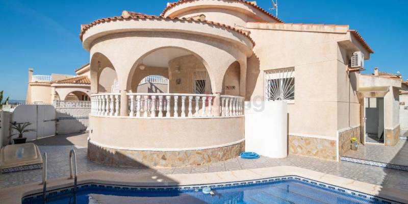 Live the Mediterranean dream in this villa for sale in Ciudad Quesada 